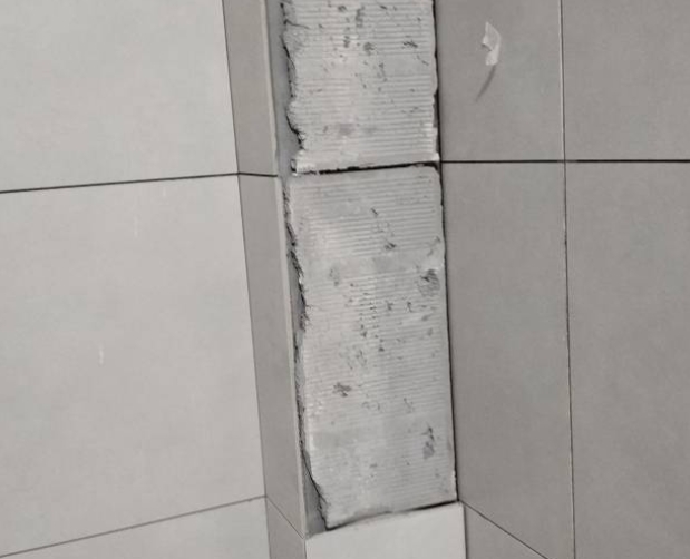 左贡瓷砖空鼓维修公司分享下瓷砖施工前基层浇水润湿程度不足，可能导致以下问题